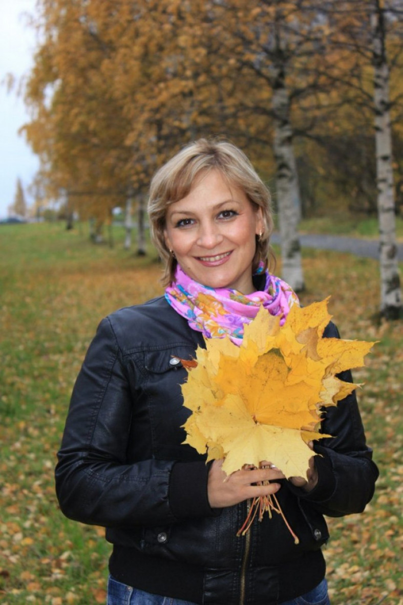 женщина держит кленовые листья