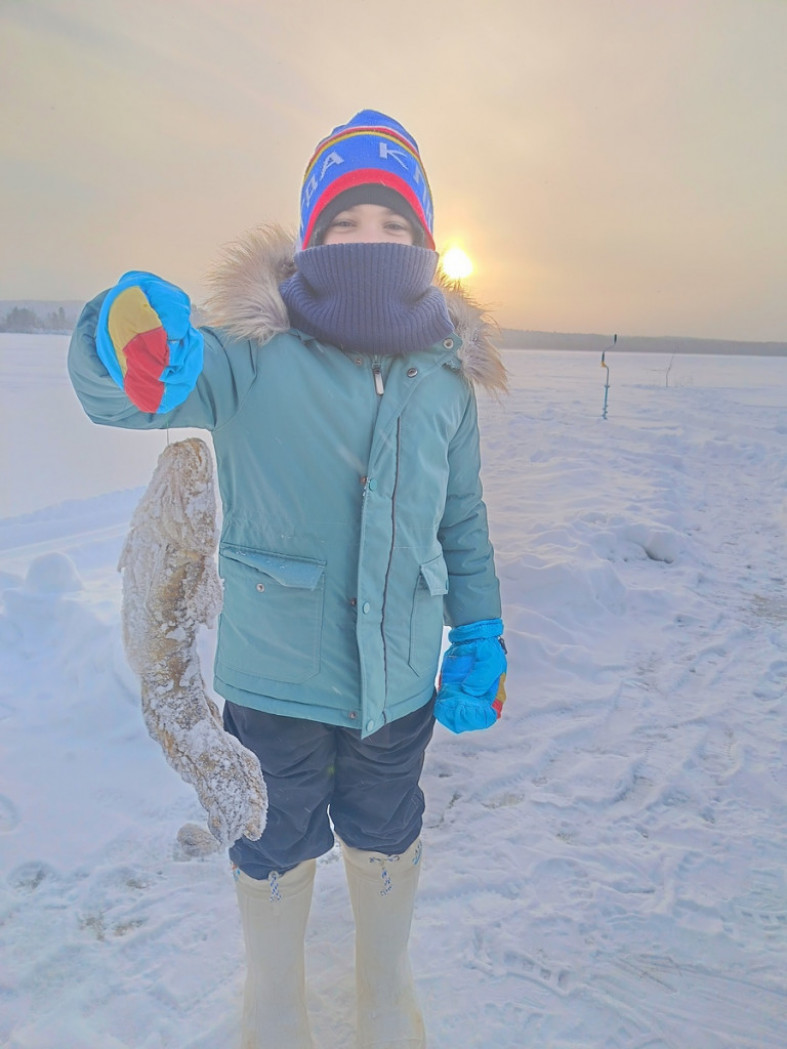 мальчик на зимней рыбалке