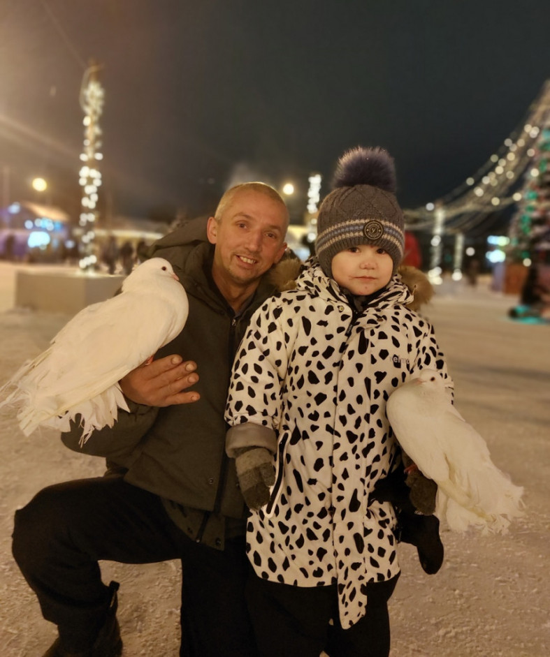 мужчина с дочкой и голубями