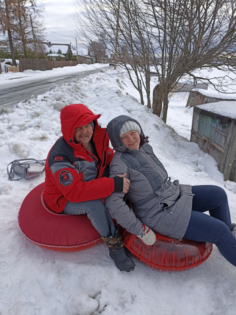 мужчина и женщина на ватрушках