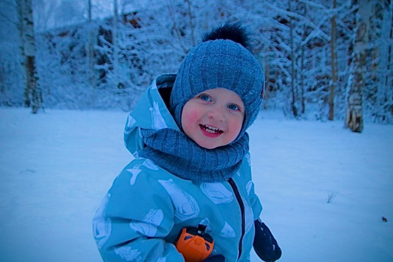 маленький ребенок гуляет зимой
