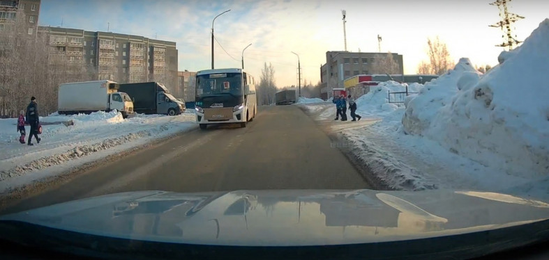 дети у сугроба и обочины