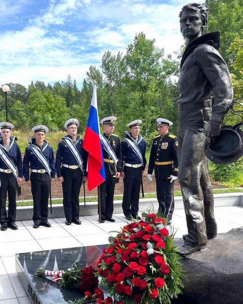 почетный караул у монумента