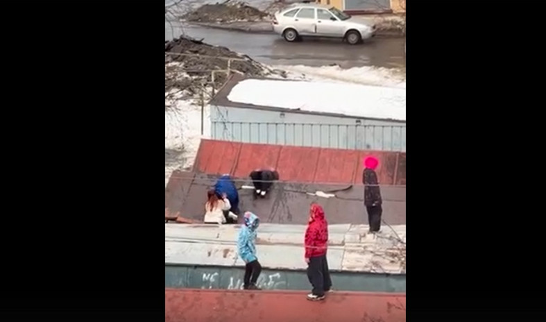 дети на крышах гаражей