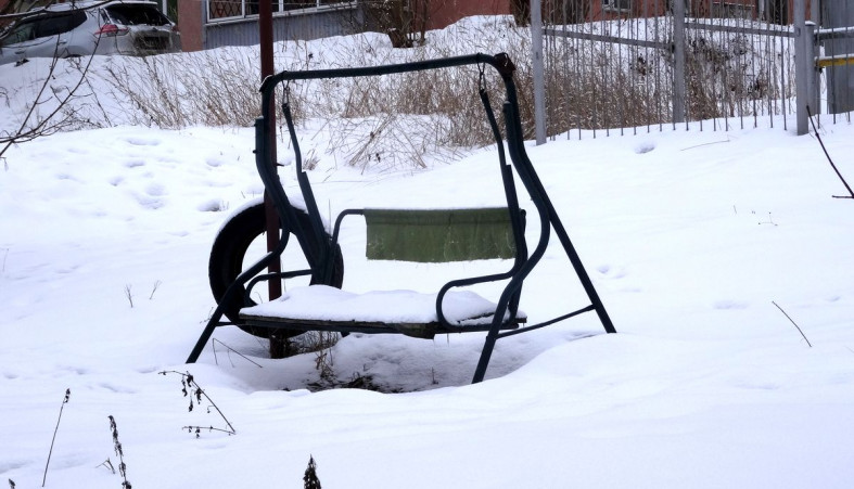 Качели зимой