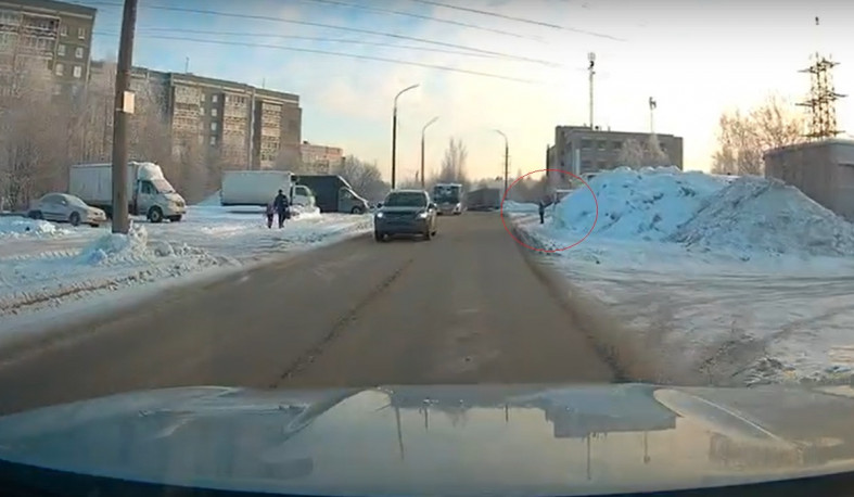 ребенок за сугробом