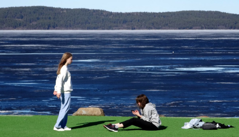 Подростки на берегу озера