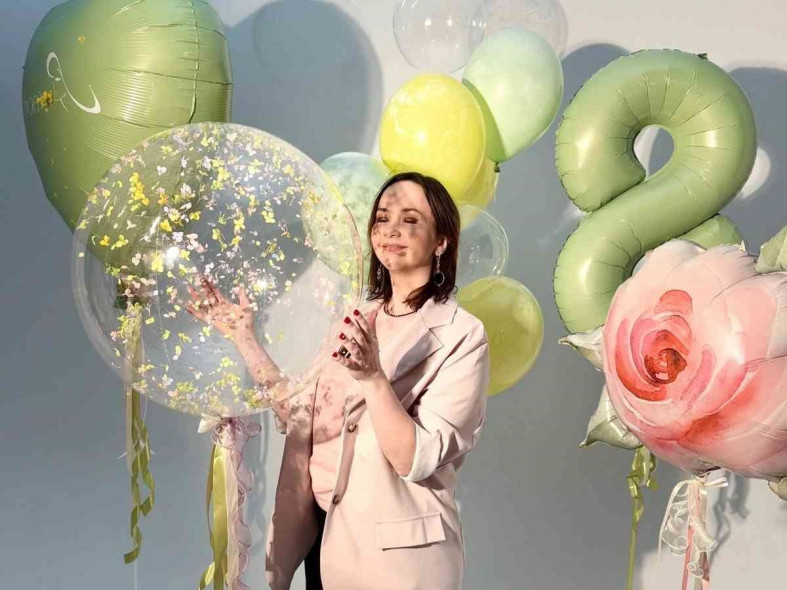 девушка с шаром