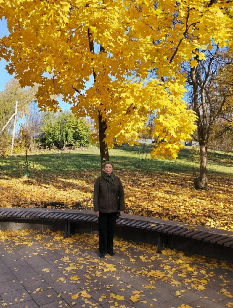 женщина в осеннем парке