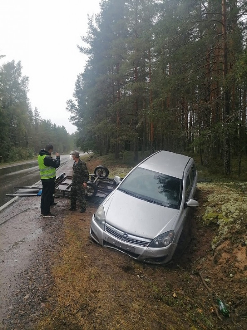 Автомобиль с прицепом улетел в кювет на трассе в Карелии | 14.09.2023 |  Новости Петрозаводска - БезФормата