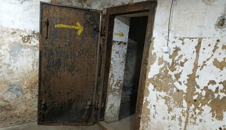 дверь в подвал