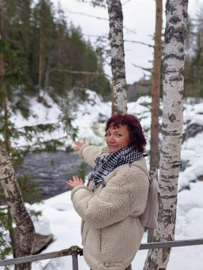 женщина на водопаде