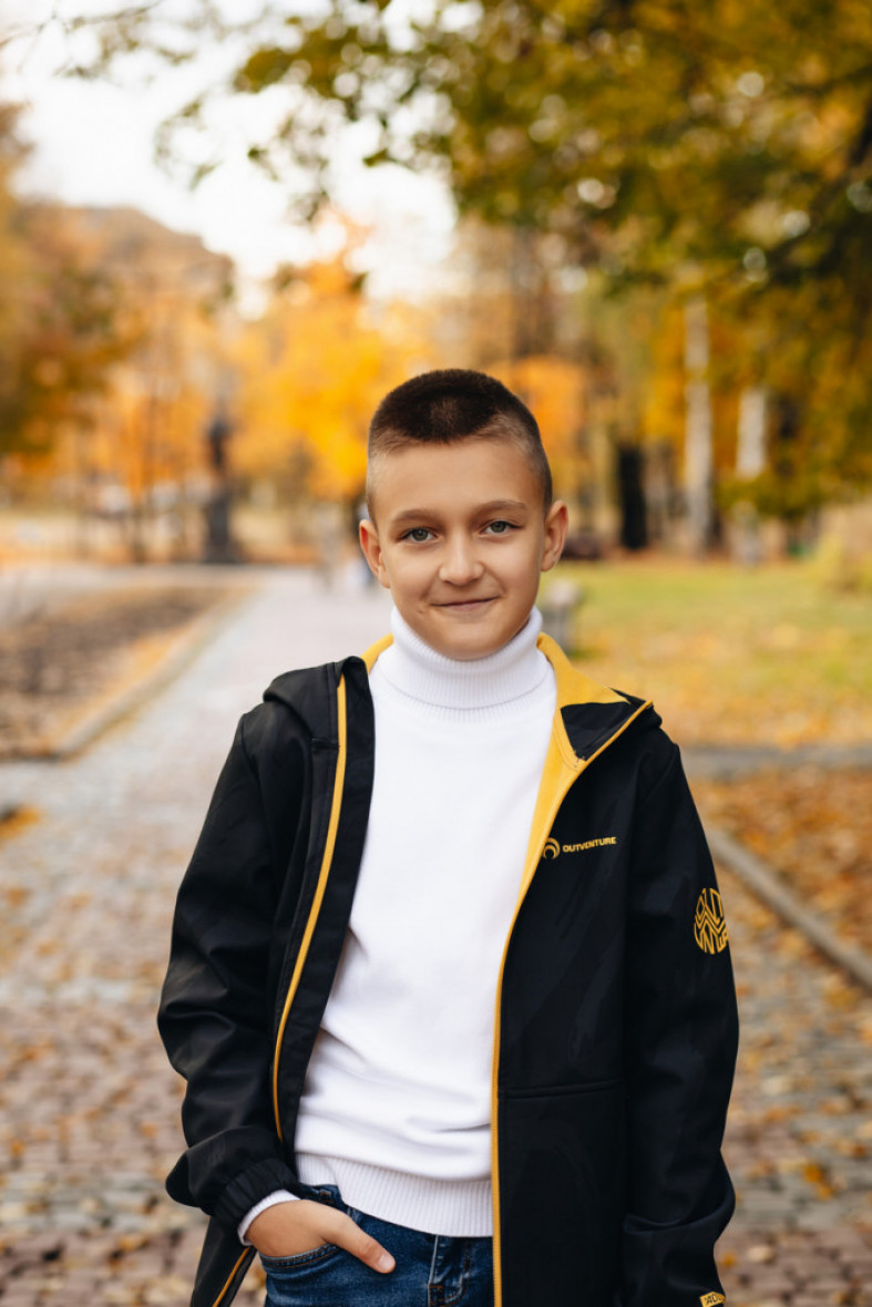 мальчик гуляет осенью