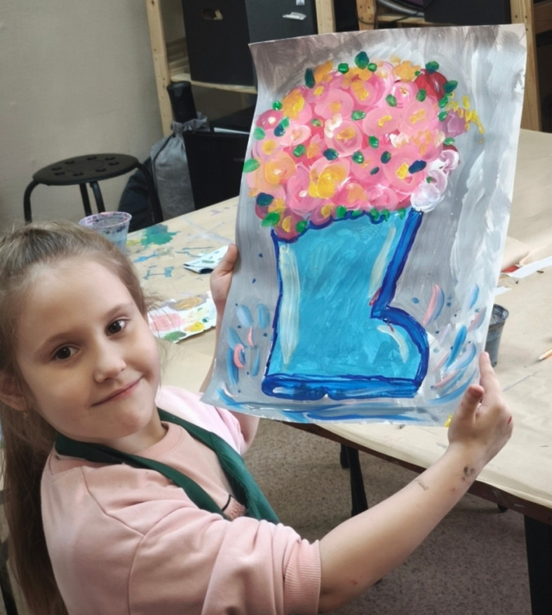 девочка с рисунком