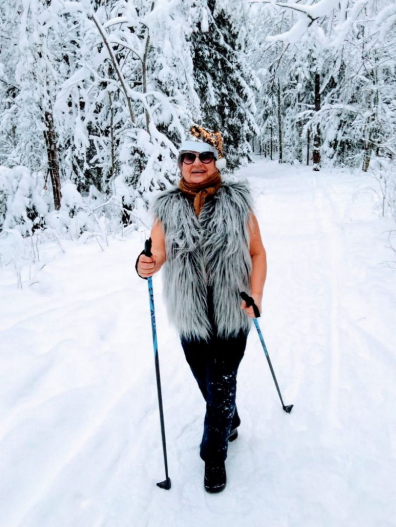 женщина с палками в зимнем лесу