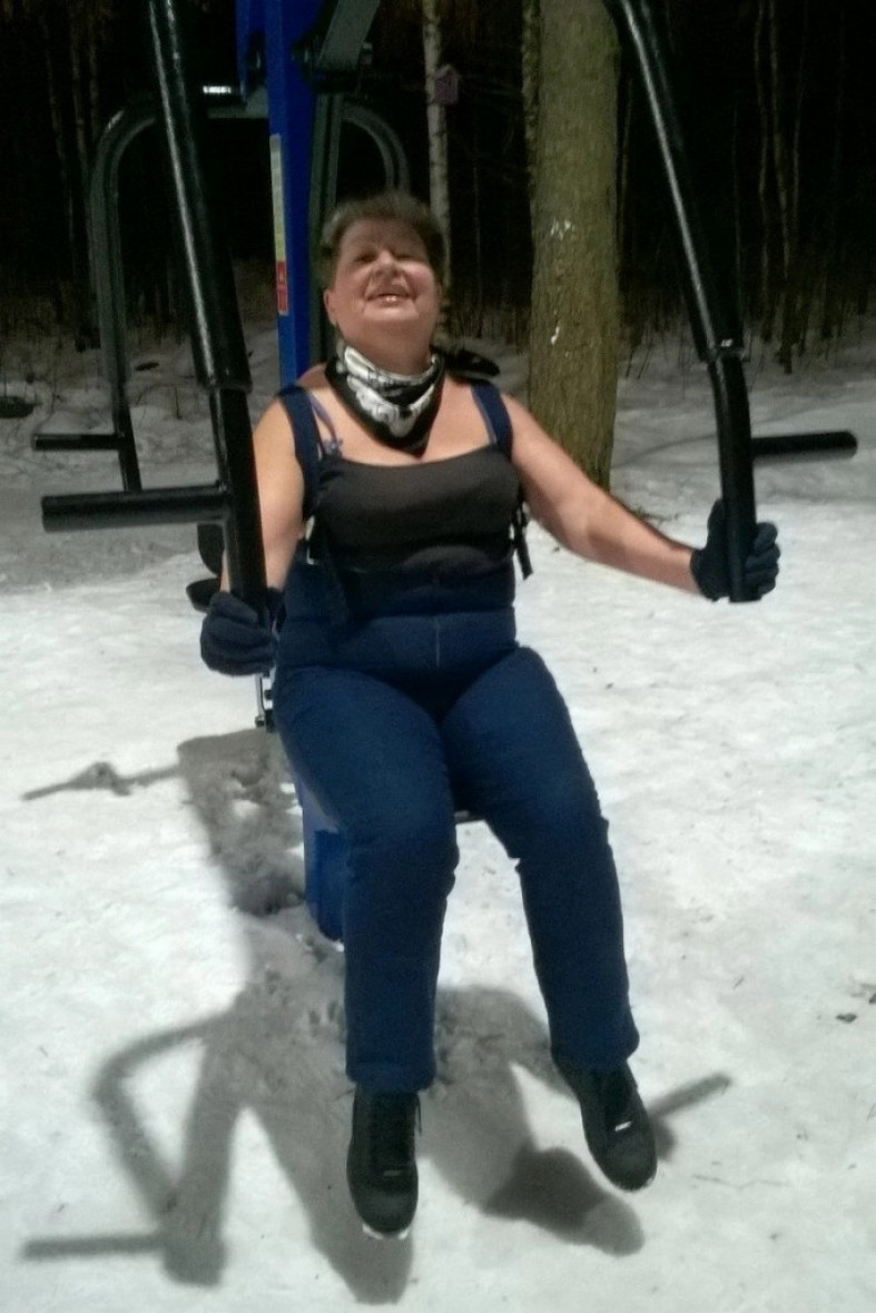 женщина на тренажёрах зимой