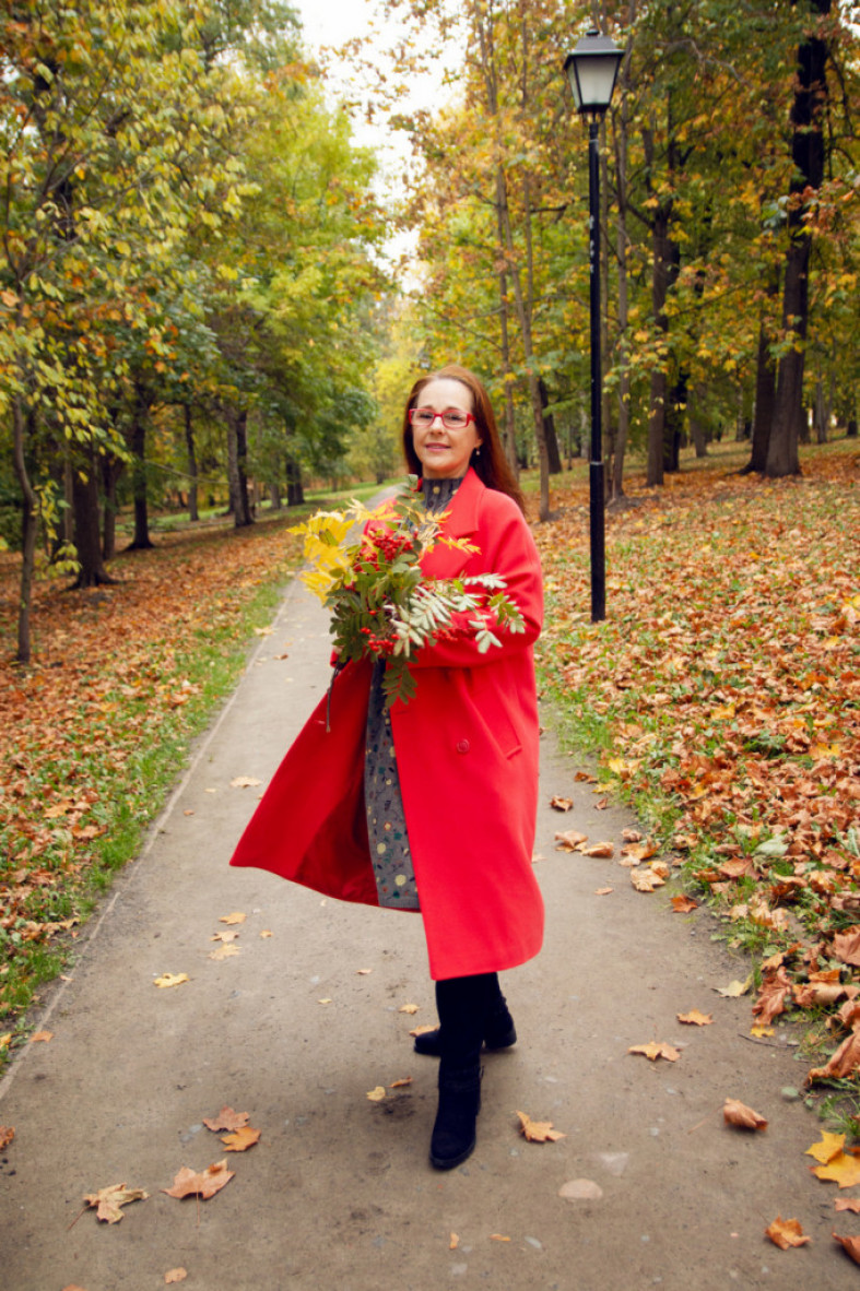 женщина в красном пальто