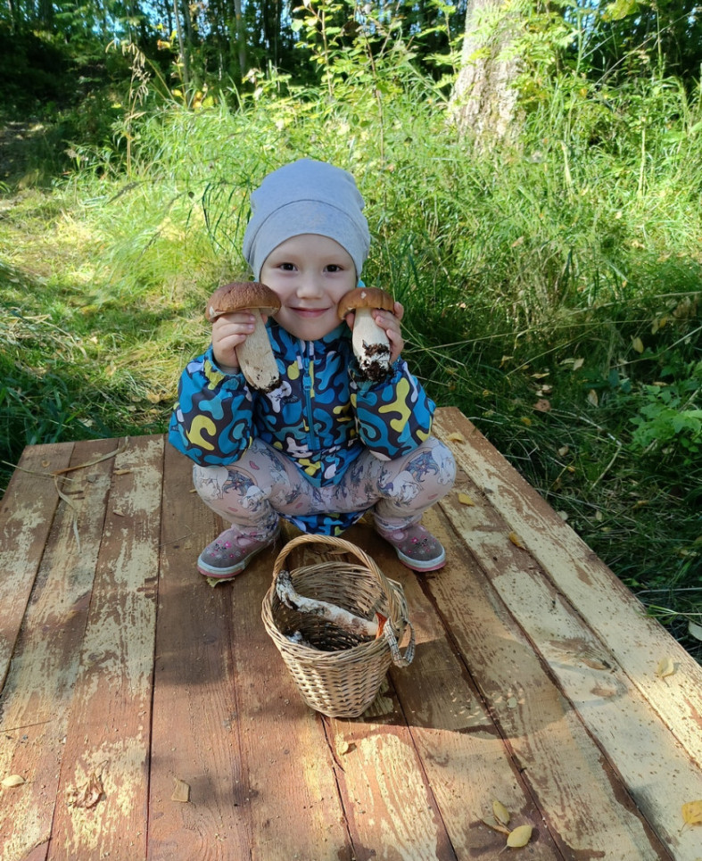 девочка в лесу