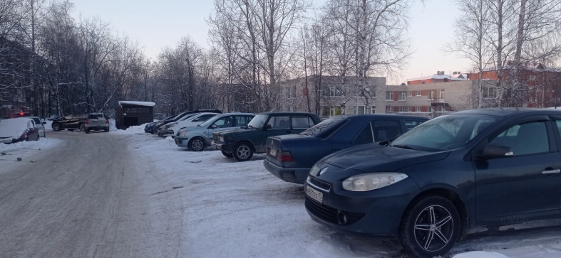 Парковка на улице Лесной возле детского сада 