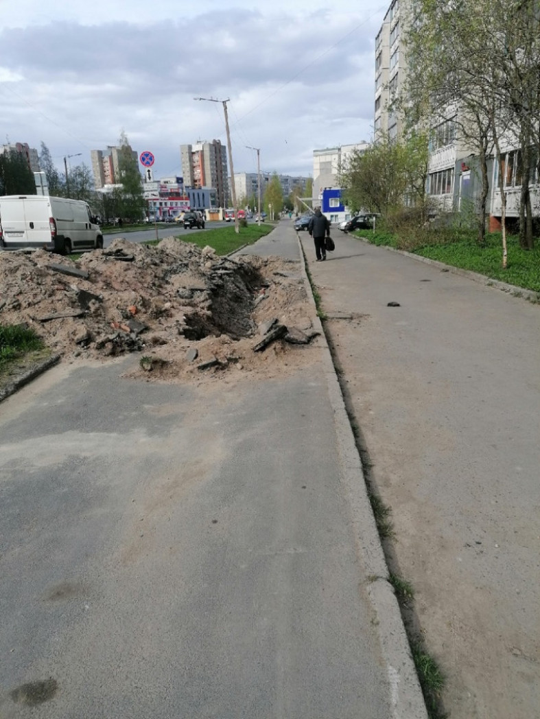 Огромную яму на тротуаре в Петрозаводске полгода не могут закопать |  Петрозаводск ГОВОРИТ | Газета 