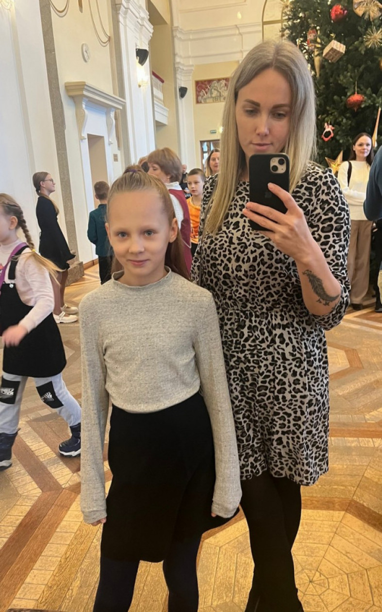 женщина и девочка в театре