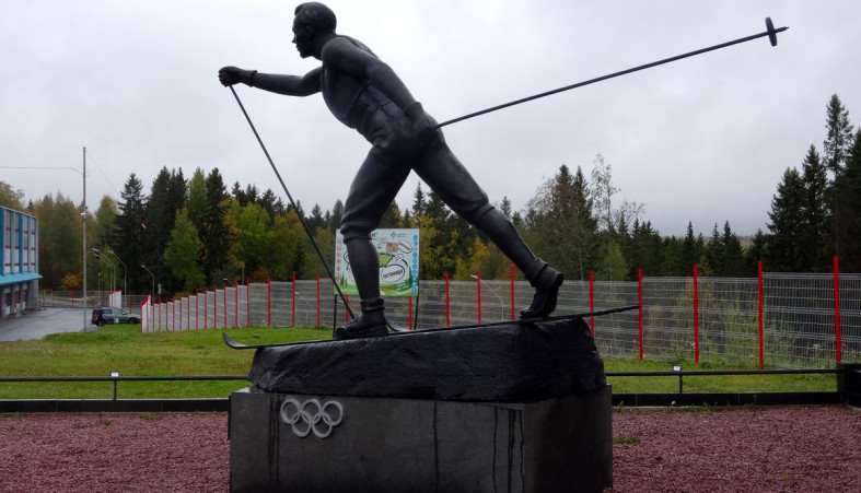 Скульптура лыжника