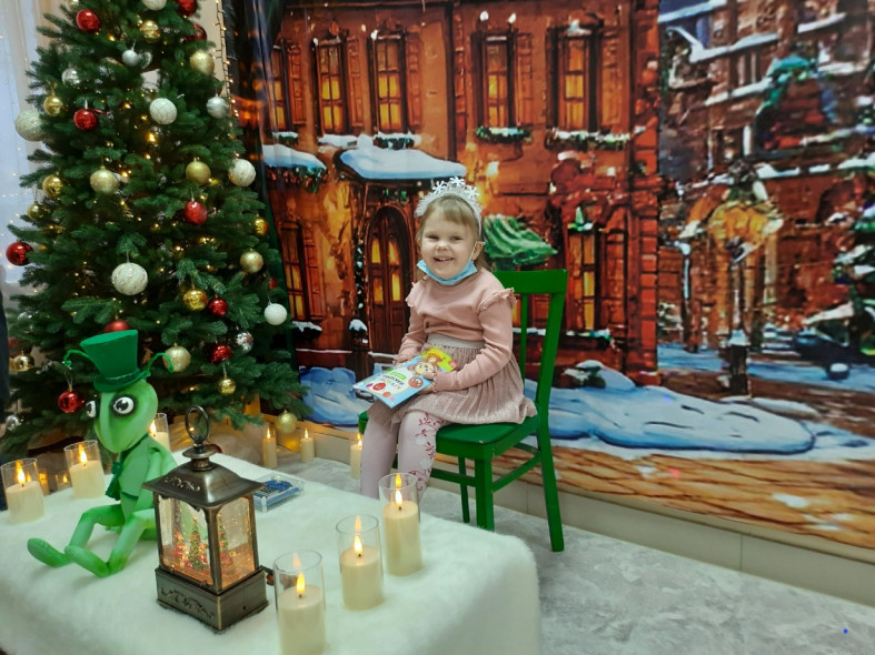 девочка сидит на стуле