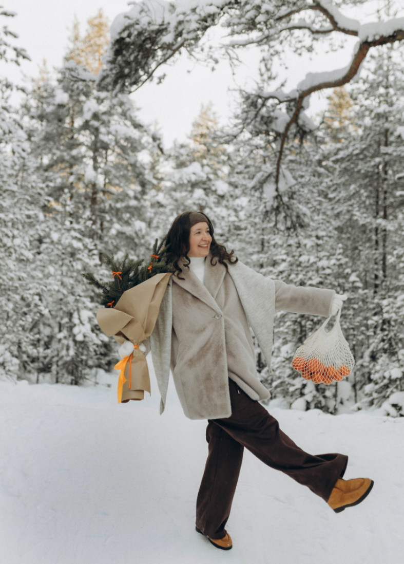 женщина с покупками зимой