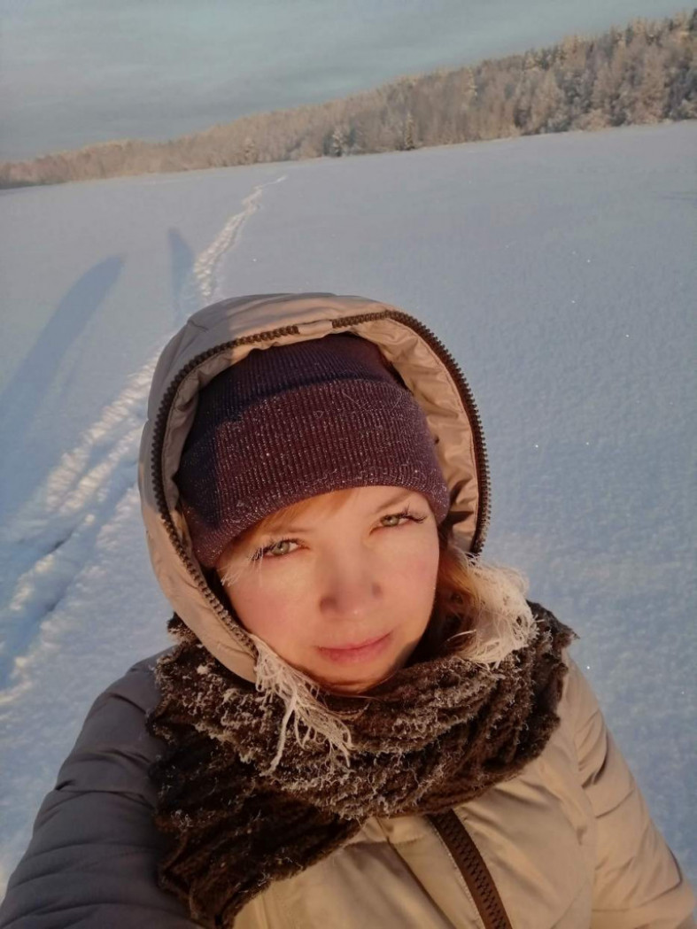 женщина на замерзшем озере