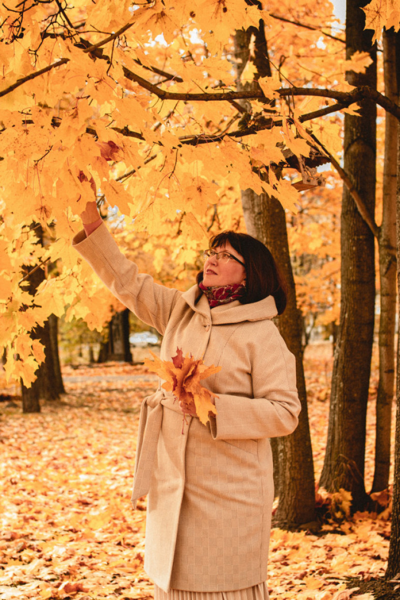 женщина в осеннем парке