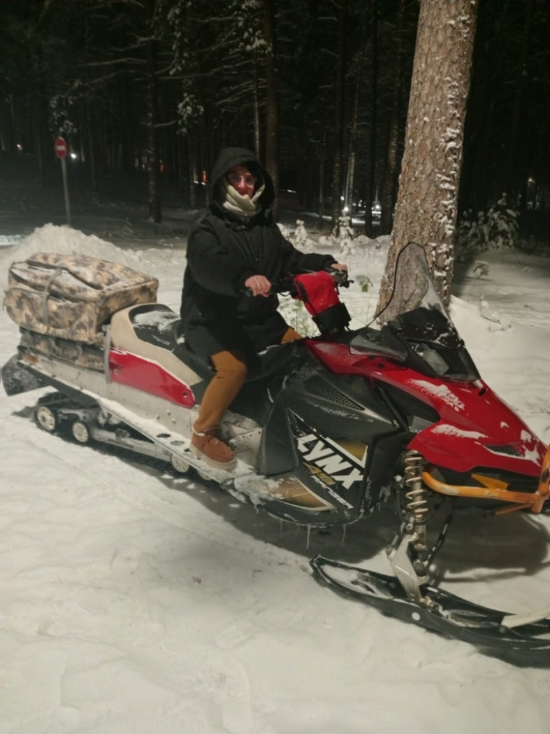 женщина на снегоходе