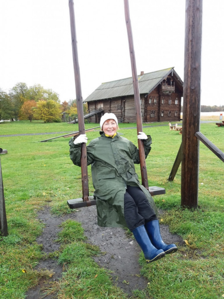 женщина на качелях