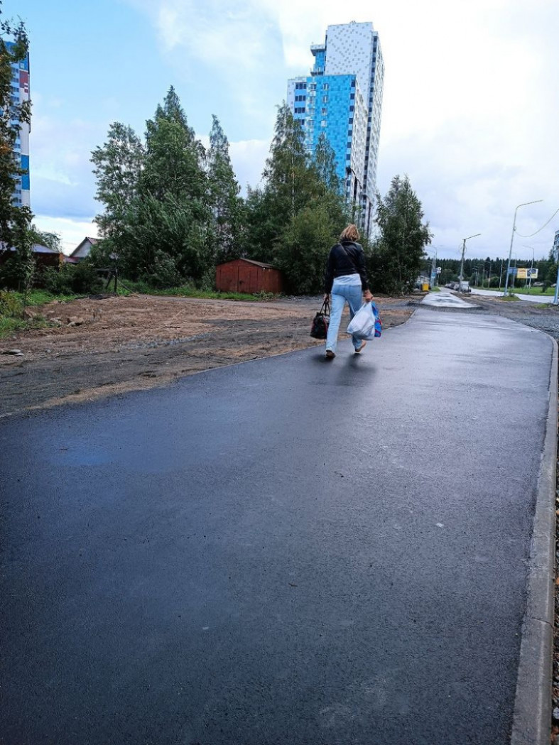 Строители закатали в асфальт проблемный тротуар на Кукковке | 08.09.2023 |  Новости Петрозаводска - БезФормата