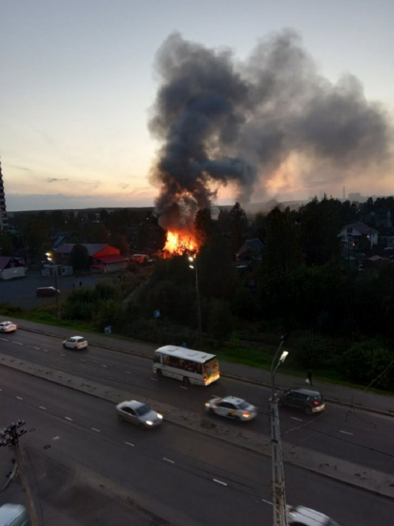 пожар в петрозаводске вчера. пожар в петрозаводске на перевалке. пожар в фурманове на острецовской. пожар в петрозаводске на перевалке. петрозаводск дом горит.