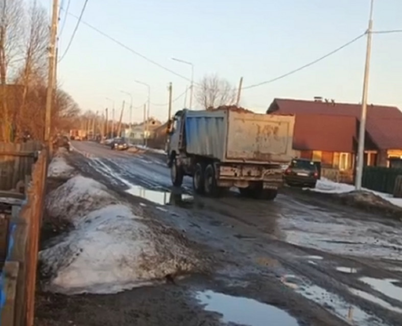 Детям приходится идти в школу по таким обочинам