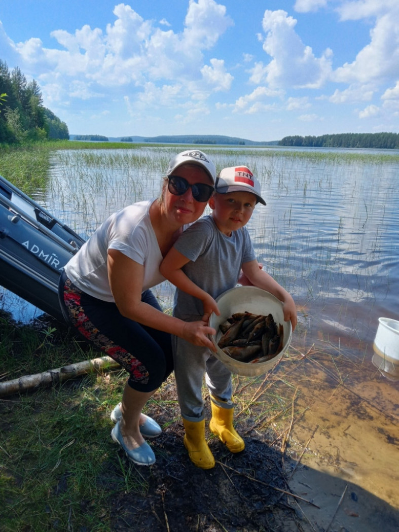 женщина и ребенок на рыбалке