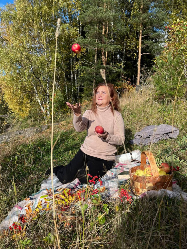женщина с яблоками