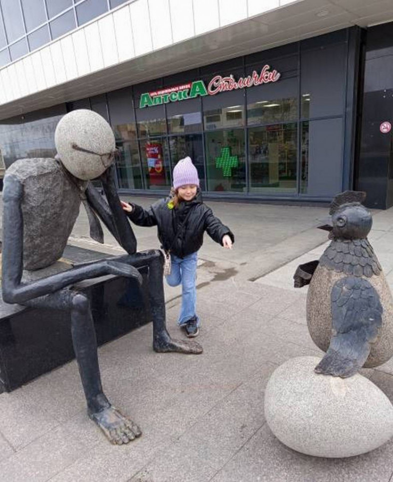 девочка гуляет в городе