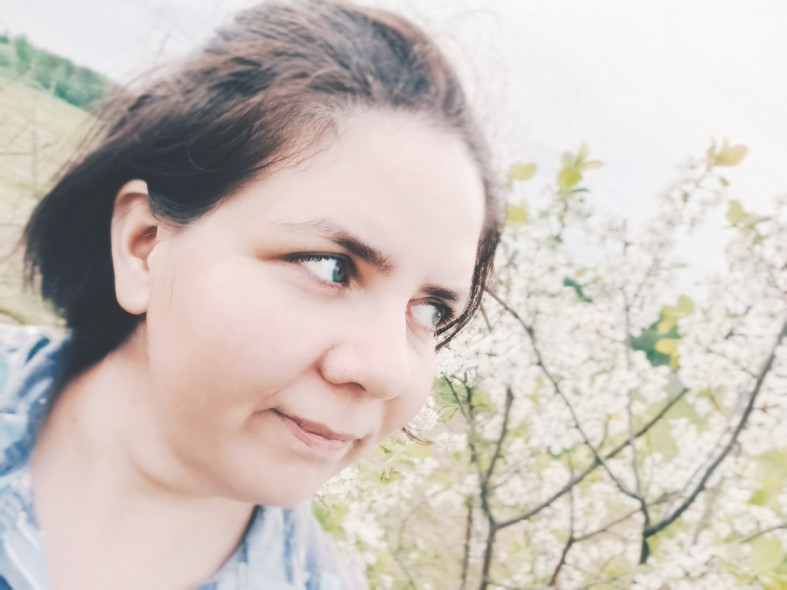 женщина и цветущая слива