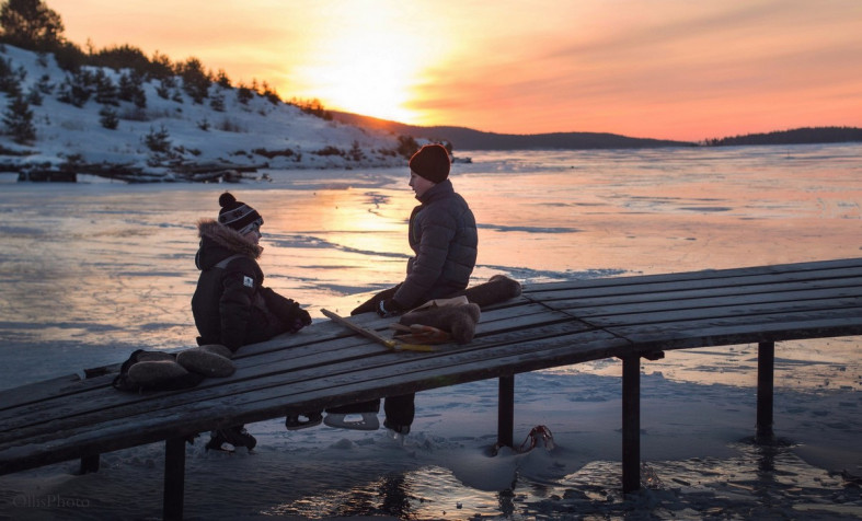 дети на замерзшем озере