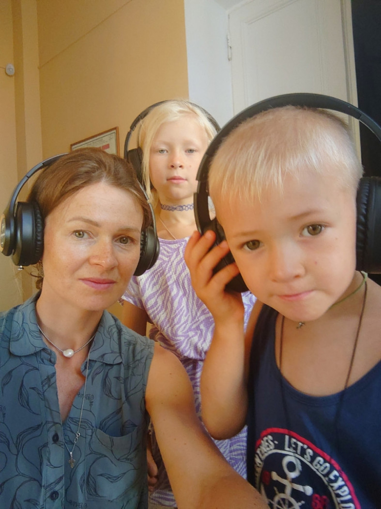 мама с сыном и дочкой