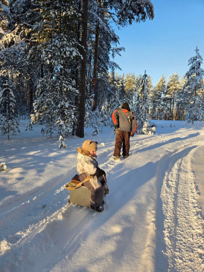 мужчина и ребенок в зимнем лесу