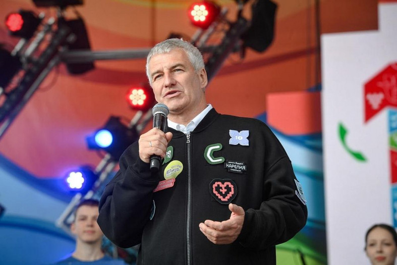 Артур Парфенчиков на сцене с микрофоном