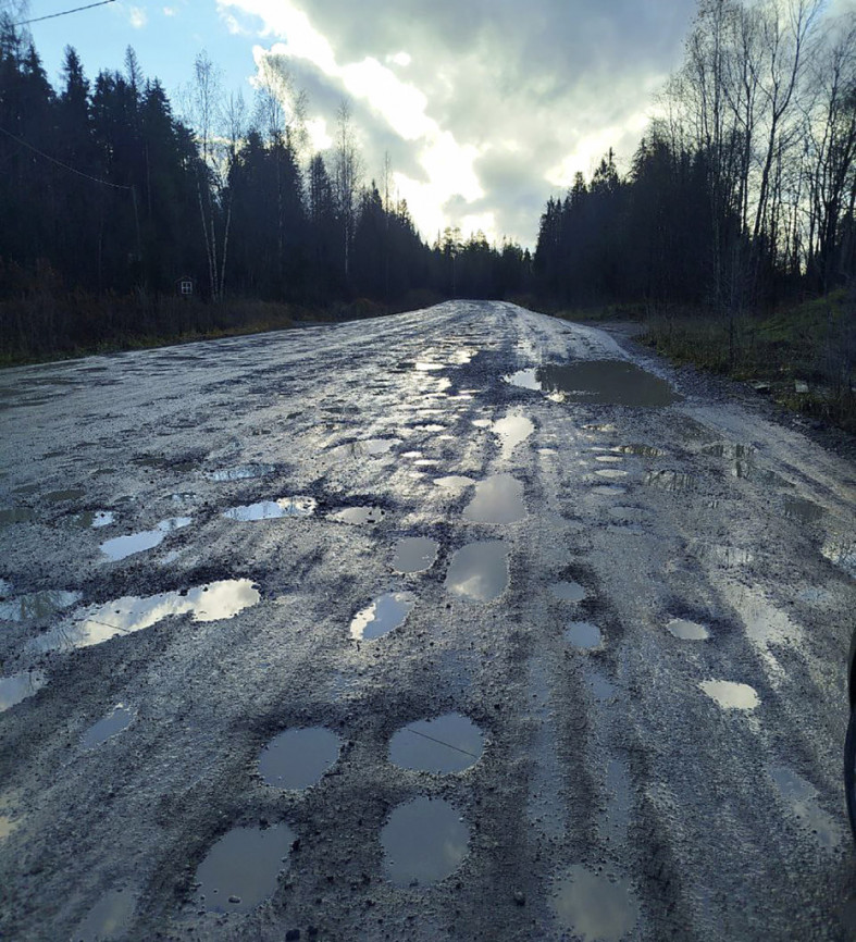 Ямы на дороге в Карелии