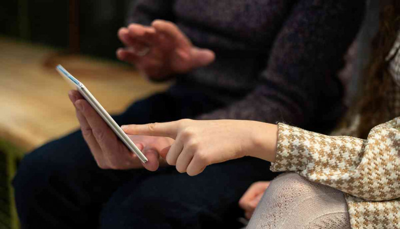 планшет в руках