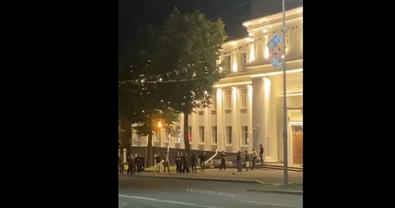 подростки потолкались