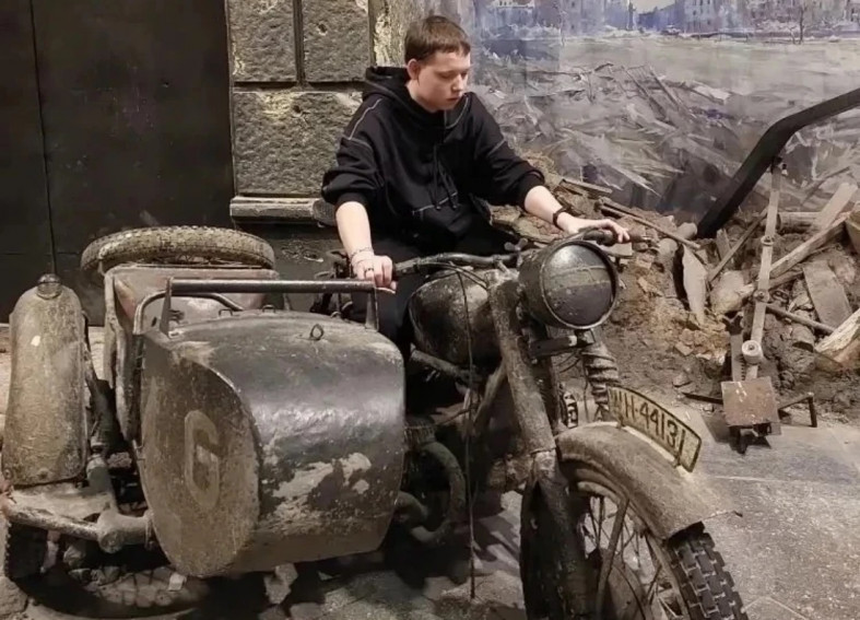 подросток на мотоцикле