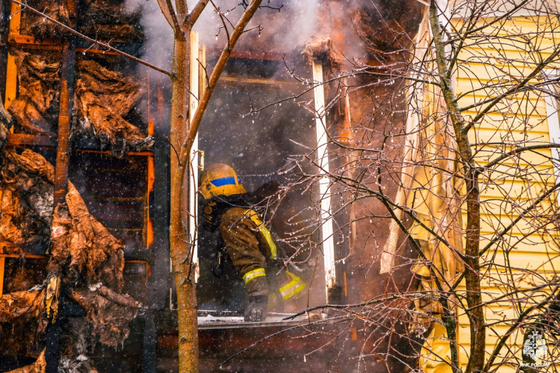 пожарный в горящем доме