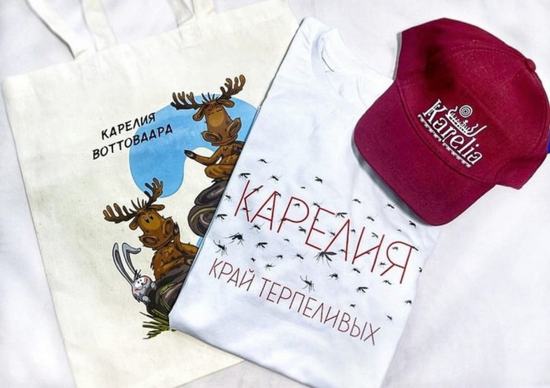 сумка-шопер, футболка и кепка