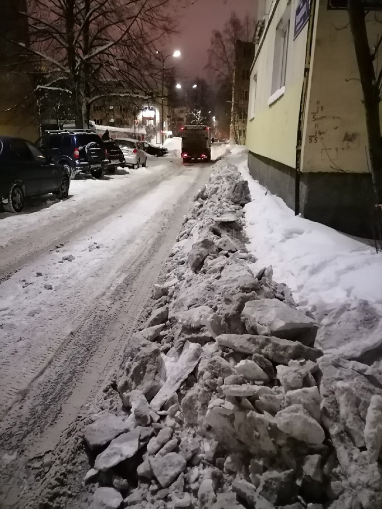 В завалах снега в Петрозаводске исчезают парковки и пешеходные дорожки |  29.12.2021 | Новости Петрозаводска - БезФормата